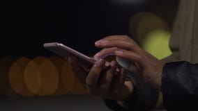 Κορίτσι Multiethnic που ξεκλειδώνει το smartphone της και που ελέγχει το ταχυδρομείο, που διαβάζει τις νέες επιστολές Κορίτσι Multiethnic που ξεκλειδώνει το smartphone της και που ελέγχει το ταχυδρομείο, που διαβάζει τις νέες επιστολές