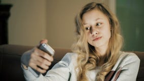 Κορίτσι Selfie Παιδί που παίρνει τη φωτογραφία που χρησιμοποιεί το smartphone Κορίτσι Selfie Παιδί που παίρνει τη φωτογραφία που χρησιμοποιεί το smartphone