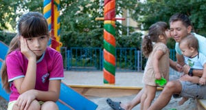 Κορίτσι εφήβων ζηλότυπο της νεώτερων αδελφής και του αδελφού της στοκ φωτογραφία Κορίτσι εφήβων ζηλότυπο της νεώτερων αδελφής και του αδελφού της στοκ φωτογραφία
