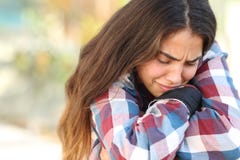 Κορίτσι εφήβων που ανησυχείται και λυπημένο υπαίθρια στοκ εικόνες Κορίτσι εφήβων που ανησυχείται και λυπημένο υπαίθρια στοκ εικόνες