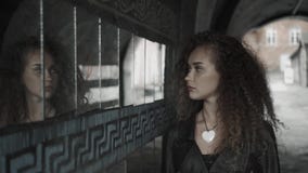 Κορίτσι εφήβων που εξετάζει την αντανάκλασή της στα τεμάχια καθρεφτών στον τοίχο στην οδό Πολλοί καθρέφτες και κατάθλιψη λυπημένο φιλμ μικρού μήκους Κορίτσι εφήβων που εξετάζει την αντανάκλασή της στα τεμάχια καθρεφτών στον τοίχο στην οδό Πολλοί καθρέφτες και κατάθλιψη λυπημένο φιλμ μικρού μήκους