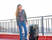 Κορίτσι εφήβων που στέκεται υπαίθριο στο πεζούλι στεγών στοκ εικόνα με δικαίωμα ελεύθερης χρήσης Κορίτσι εφήβων που στέκεται υπαίθριο στο πεζούλι στεγών στοκ εικόνα με δικαίωμα ελεύθερης χρήσης