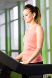 Κορίτσι ικανότητας που τρέχει treadmill Γυναίκα με τα μυϊκά πόδια στη γυμναστική στοκ εικόνες Κορίτσι ικανότητας που τρέχει treadmill Γυναίκα με τα μυϊκά πόδια στη γυμναστική στοκ εικόνες
