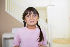 Κορίτσι με ένα συγκινημένο πρόσωπο στοκ φωτογραφία με δικαίωμα ελεύθερης χρήσης Κορίτσι με ένα συγκινημένο πρόσωπο στοκ φωτογραφία με δικαίωμα ελεύθερης χρήσης