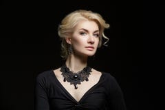 Κορίτσι με το φυσικά makeup και το hairdo στοκ φωτογραφία με δικαίωμα ελεύθερης χρήσης Κορίτσι με το φυσικά makeup και το hairdo στοκ φωτογραφία με δικαίωμα ελεύθερης χρήσης