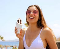 Κορίτσι παγωτού που τρώει Tenerife στην παραλία στο γέλιο θερινών ήλιων ευτυχές Τρόπος ζωής νέων στοκ εικόνα με δικαίωμα ελεύθερης χρήσης Κορίτσι παγωτού που τρώει Tenerife στην παραλία στο γέλιο θερινών ήλιων ευτυχές Τρόπος ζωής νέων στοκ εικόνα με δικαίωμα ελεύθερης χρήσης