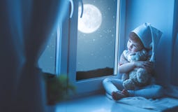 Κορίτσι παιδιών στο παράθυρο που ονειρεύεται τον έναστρο ουρανό στην ώρα για ύπνο στοκ φωτογραφία με δικαίωμα ελεύθερης χρήσης Κορίτσι παιδιών στο παράθυρο που ονειρεύεται τον έναστρο ουρανό στην ώρα για ύπνο στοκ φωτογραφία με δικαίωμα ελεύθερης χρήσης