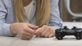 Κορίτσι που ενοχλείται με την απώλεια στο τηλεοπτικό παιχνίδι, που ρίχνει το πηδάλιο στο θυμό, κινηματογράφηση σε πρώτο πλάνο απόθεμα βίντεο Κορίτσι που ενοχλείται με την απώλεια στο τηλεοπτικό παιχνίδι, που ρίχνει το πηδάλιο στο θυμό, κινηματογράφηση σε πρώτο πλάνο απόθεμα βίντεο
