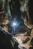 Κορίτσι που εξερευνά την τεράστια σπηλιά Ντυμένα καπέλο κάουμποϋ περιπέτειας ταξιδιώτης και σακίδιο πλάτης, σακάκι δέρματος ακραί στοκ εικόνα Κορίτσι που εξερευνά την τεράστια σπηλιά Ντυμένα καπέλο κάουμποϋ περιπέτειας ταξιδιώτης και σακίδιο πλάτης, σακάκι δέρματος ακραί στοκ εικόνα
