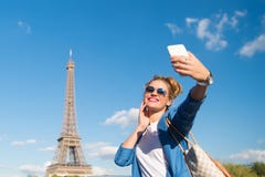 Κορίτσι που κάνει selfie το μέτωπο του πύργου του Άιφελ στο Παρίσι, Γαλλία στοκ φωτογραφία με δικαίωμα ελεύθερης χρήσης Κορίτσι που κάνει selfie το μέτωπο του πύργου του Άιφελ στο Παρίσι, Γαλλία στοκ φωτογραφία με δικαίωμα ελεύθερης χρήσης