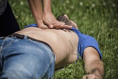 Κορίτσι που κάνει την καρδιοπνευμονική νεκρανάσταση σε έναν ασυναίσθητο τύπο μετά από την επίθεση καρδιών στοκ φωτογραφίες με δικαίωμα ελεύθερης χρήσης Κορίτσι που κάνει την καρδιοπνευμονική νεκρανάσταση σε έναν ασυναίσθητο τύπο μετά από την επίθεση καρδιών στοκ φωτογραφίες με δικαίωμα ελεύθερης χρήσης