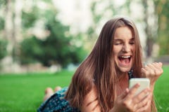 Κορίτσι που λαμβάνει ένα μήνυμα sms με τις καλές ειδήσεις σε ένα κινητό στοκ εικόνα Κορίτσι που λαμβάνει ένα μήνυμα sms με τις καλές ειδήσεις σε ένα κινητό στοκ εικόνα
