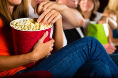 Κορίτσι που τρώει popcorn στον κινηματογράφο ή τη κινηματογραφική αίθουσα Κορίτσι που τρώει popcorn στον κινηματογράφο ή τη κινηματογραφική αίθουσα