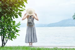 Κορίτσι σε ένα καπέλο με ένα σακίδιο πλάτης που στέκεται σε μια αποβάθρα στη θάλασσα Mou στοκ φωτογραφία Κορίτσι σε ένα καπέλο με ένα σακίδιο πλάτης που στέκεται σε μια αποβάθρα στη θάλασσα Mou στοκ φωτογραφία