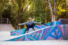 Κορίτσι σκέιτερ στο skatepark που κινείται skateboard υπαίθρια στοκ φωτογραφία με δικαίωμα ελεύθερης χρήσης Κορίτσι σκέιτερ στο skatepark που κινείται skateboard υπαίθρια στοκ φωτογραφία με δικαίωμα ελεύθερης χρήσης