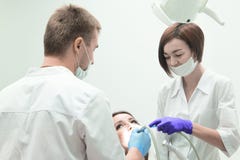 Κορίτσι στην υποδοχή στον οδοντίατρο στοκ εικόνες Κορίτσι στην υποδοχή στον οδοντίατρο στοκ εικόνες