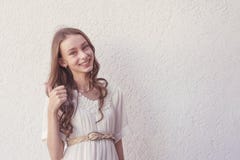 Κορίτσι στο άσπρο φόρεμα που παρουσιάζει αντίχειρα στοκ εικόνα με δικαίωμα ελεύθερης χρήσης Κορίτσι στο άσπρο φόρεμα που παρουσιάζει αντίχειρα στοκ εικόνα με δικαίωμα ελεύθερης χρήσης