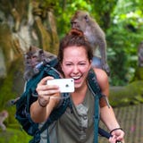Κορίτσι στο δάσος πιθήκων Ubud, Μπαλί, Ινδονησία - το Μάρτιο του 2015 στοκ εικόνες Κορίτσι στο δάσος πιθήκων Ubud, Μπαλί, Ινδονησία - το Μάρτιο του 2015 στοκ εικόνες
