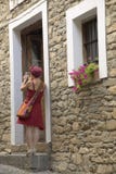 Κορίτσι στο κόκκινο φόρεμα που παίρνει την εικόνα στο χωριό Ainsa, Ισπανία στοκ εικόνες Κορίτσι στο κόκκινο φόρεμα που παίρνει την εικόνα στο χωριό Ainsa, Ισπανία στοκ εικόνες