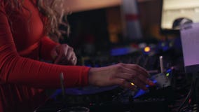 Κορίτσι του DJ στην κόκκινη περιστροφή φορεμάτων στην περιστροφική πλάκα στο κόμμα στο νυχτερινό κέντρο διασκέδασης Απόδοση φιλμ μικρού μήκους Κορίτσι του DJ στην κόκκινη περιστροφή φορεμάτων στην περιστροφική πλάκα στο κόμμα στο νυχτερινό κέντρο διασκέδασης Απόδοση φιλμ μικρού μήκους