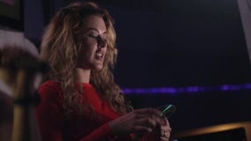 Κορίτσι του DJ στον κόκκινο δίσκο του CD λαβής φορεμάτων στο πρόσωπο στην περιστροφική πλάκα στο νυχτερινό κέντρο διασκέδασης μου απόθεμα βίντεο Κορίτσι του DJ στον κόκκινο δίσκο του CD λαβής φορεμάτων στο πρόσωπο στην περιστροφική πλάκα στο νυχτερινό κέντρο διασκέδασης μου απόθεμα βίντεο