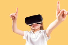 Κορίτσι 7 Υ ? βίωση του παιχνιδιού κασκών VR στο κίτρινο υπόβαθρο Έκπληκτες συγκινήσεις στο πρόσωπό της Παιδί που χρησιμοποιεί έν στοκ φωτογραφία με δικαίωμα ελεύθερης χρήσης Κορίτσι 7 Υ ? βίωση του παιχνιδιού κασκών VR στο κίτρινο υπόβαθρο Έκπληκτες συγκινήσεις στο πρόσωπό της Παιδί που χρησιμοποιεί έν στοκ φωτογραφία με δικαίωμα ελεύθερης χρήσης