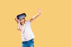 Κορίτσι 7 Υ ? βίωση του παιχνιδιού κασκών VR στο κίτρινο υπόβαθρο Έκπληκτες συγκινήσεις στο πρόσωπό της Παιδί που χρησιμοποιεί έν στοκ εικόνες Κορίτσι 7 Υ ? βίωση του παιχνιδιού κασκών VR στο κίτρινο υπόβαθρο Έκπληκτες συγκινήσεις στο πρόσωπό της Παιδί που χρησιμοποιεί έν στοκ εικόνες