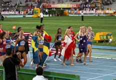 Κορίτσια μετά από το τέρμα του γεγονότος Heptathlon στοκ φωτογραφία με δικαίωμα ελεύθερης χρήσης Κορίτσια μετά από το τέρμα του γεγονότος Heptathlon στοκ φωτογραφία με δικαίωμα ελεύθερης χρήσης