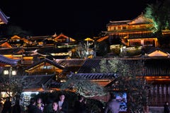 Κορυφές στεγών τη νύχτα στην παλαιά πόλη Lijiang, Yunnan, Κίνα με την αρχιτεκτονική παραδοσιακού κινέζικου στοκ εικόνες Κορυφές στεγών τη νύχτα στην παλαιά πόλη Lijiang, Yunnan, Κίνα με την αρχιτεκτονική παραδοσιακού κινέζικου στοκ εικόνες