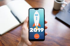 κουμπί έναρξης πυραύλων έτους του 2019 στην κινητή τηλεφωνική οθόνη E στοκ εικόνα με δικαίωμα ελεύθερης χρήσης κουμπί έναρξης πυραύλων έτους του 2019 στην κινητή τηλεφωνική οθόνη E στοκ εικόνα με δικαίωμα ελεύθερης χρήσης