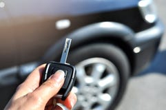 Κουμπί εκμετάλλευσης χεριών στο μακρινό αυτοκίνητο Στην εκλεκτική εστίαση των Τύπων χεριών γυναικών στα συστήματα συναγερμών αυτο στοκ φωτογραφία με δικαίωμα ελεύθερης χρήσης Κουμπί εκμετάλλευσης χεριών στο μακρινό αυτοκίνητο Στην εκλεκτική εστίαση των Τύπων χεριών γυναικών στα συστήματα συναγερμών αυτο στοκ φωτογραφία με δικαίωμα ελεύθερης χρήσης