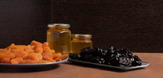 κουνέλια, μέλι και δαμάσκηνα στοκ φωτογραφία με δικαίωμα ελεύθερης χρήσης κουνέλια, μέλι και δαμάσκηνα στοκ φωτογραφία με δικαίωμα ελεύθερης χρήσης