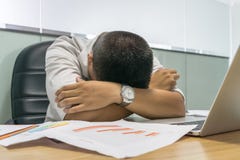 Κουρασμένες ασιατικές πτώσεις επιχειρηματιών κοιμισμένες μπροστά από το lap-top στοκ εικόνα Κουρασμένες ασιατικές πτώσεις επιχειρηματιών κοιμισμένες μπροστά από το lap-top στοκ εικόνα