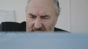 Κουρασμένες λυπημένες ανώτερες εργασίες επιχειρηματιών με το PC στην αρχή 4K απόθεμα βίντεο Κουρασμένες λυπημένες ανώτερες εργασίες επιχειρηματιών με το PC στην αρχή 4K απόθεμα βίντεο