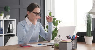 Κουρασμένη επιχειρηματίας που εργάζεται στο lap-top απόθεμα βίντεο Κουρασμένη επιχειρηματίας που εργάζεται στο lap-top απόθεμα βίντεο