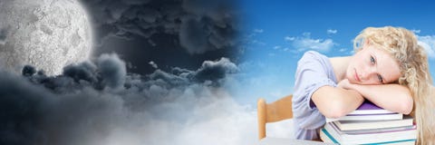 Κουρασμένη μελέτη κοριτσιών και μέρα και νύχτα νεφελώδης μετάβαση αντίθεσης ουρανού φεγγαριών στοκ φωτογραφία Κουρασμένη μελέτη κοριτσιών και μέρα και νύχτα νεφελώδης μετάβαση αντίθεσης ουρανού φεγγαριών στοκ φωτογραφία