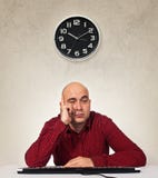 Κουρασμένο νυσταλέο άτομο με τον υπολογιστή keybaord Στοκ Φωτογραφίες Κουρασμένο νυσταλέο άτομο με τον υπολογιστή keybaord Στοκ Φωτογραφίες