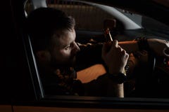 Κουρασμένος νεαρός άνδρας που οδηγεί το αυτοκίνητό του κοισμένος μέσα στο αυτοκίνητό του, που εξαντλείται στοκ φωτογραφίες με δικαίωμα ελεύθερης χρήσης Κουρασμένος νεαρός άνδρας που οδηγεί το αυτοκίνητό του κοισμένος μέσα στο αυτοκίνητό του, που εξαντλείται στοκ φωτογραφίες με δικαίωμα ελεύθερης χρήσης
