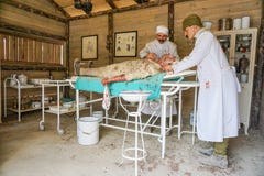 Κούκλες γιατρών στο δωμάτιο λειτουργίας, περίοδος πολέμου WW1 στοκ φωτογραφία με δικαίωμα ελεύθερης χρήσης Κούκλες γιατρών στο δωμάτιο λειτουργίας, περίοδος πολέμου WW1 στοκ φωτογραφία με δικαίωμα ελεύθερης χρήσης