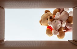 Κούκλες συσκευασίας στο κιβώτιο για την κίνηση σπιτιών Η φωτογραφία παίρνει από την κατώτατη άποψη στοκ φωτογραφίες με δικαίωμα ελεύθερης χρήσης Κούκλες συσκευασίας στο κιβώτιο για την κίνηση σπιτιών Η φωτογραφία παίρνει από την κατώτατη άποψη στοκ φωτογραφίες με δικαίωμα ελεύθερης χρήσης