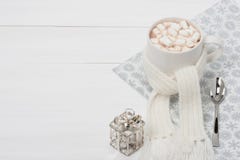 Κούπα της καυτής σοκολάτας με το μαντίλι marshmallows Στοκ εικόνες με δικαίωμα ελεύθερης χρήσης Κούπα της καυτής σοκολάτας με το μαντίλι marshmallows Στοκ εικόνες με δικαίωμα ελεύθερης χρήσης