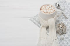 Κούπα της καυτής σοκολάτας με το μαντίλι marshmallows Στοκ φωτογραφία με δικαίωμα ελεύθερης χρήσης Κούπα της καυτής σοκολάτας με το μαντίλι marshmallows Στοκ φωτογραφία με δικαίωμα ελεύθερης χρήσης