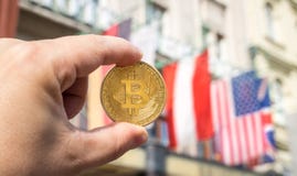 Κράτημα ενός Bitcoin στοκ εικόνες Κράτημα ενός Bitcoin στοκ εικόνες