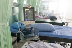 Κρίση ασθενών που βρίσκεται στην καρδιά πίεσης του αίματος μηχανών κρεβατιών EKG Στοκ εικόνα με δικαίωμα ελεύθερης χρήσης Κρίση ασθενών που βρίσκεται στην καρδιά πίεσης του αίματος μηχανών κρεβατιών EKG Στοκ εικόνα με δικαίωμα ελεύθερης χρήσης