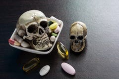 Κρανίο και διαφορετικά φάρμακα θεραπείας μιγμάτων σωρών καψών χαπιών ταμπλετών στοκ εικόνες Κρανίο και διαφορετικά φάρμακα θεραπείας μιγμάτων σωρών καψών χαπιών ταμπλετών στοκ εικόνες