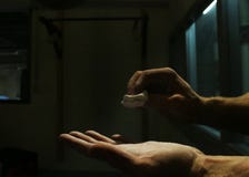 Κρατώντας ένα χέρι τεντωμένο και βάζοντας το μαγνήσιο σε το για να πάρει έτοιμος για ή την αναρρίχηση στοκ φωτογραφία με δικαίωμα ελεύθερης χρήσης Κρατώντας ένα χέρι τεντωμένο και βάζοντας το μαγνήσιο σε το για να πάρει έτοιμος για ή την αναρρίχηση στοκ φωτογραφία με δικαίωμα ελεύθερης χρήσης