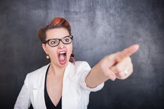 κραυγάζοντας γυναίκα που επισημαίνει στο υπόβαθροη πινάκων στοκ εικόνες κραυγάζοντας γυναίκα που επισημαίνει στο υπόβαθροη πινάκων στοκ εικόνες