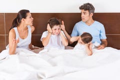 Κρεβάτι γονέων οικογενειακής σύγκρουσης, παιδιά ζευγών στοκ εικόνα με δικαίωμα ελεύθερης χρήσης Κρεβάτι γονέων οικογενειακής σύγκρουσης, παιδιά ζευγών στοκ εικόνα με δικαίωμα ελεύθερης χρήσης