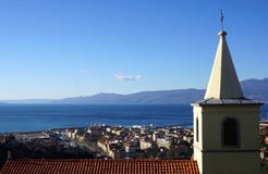 Κροατική πόλη Rijeka Παλαιότερη εκκλησία †«Άγιος George Trsat ο μάρτυρας, πλάγια όψη, με την εναέρια άποψη στην πόλη και την πε στοκ εικόνες Κροατική πόλη Rijeka Παλαιότερη εκκλησία †«Άγιος George Trsat ο μάρτυρας, πλάγια όψη, με την εναέρια άποψη στην πόλη και την πε στοκ εικόνες