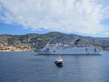 Κρουαζιέρας σκάφος Ibero σε μια λιμνοθάλασσα Villefranche από τη Νίκαια στοκ εικόνα με δικαίωμα ελεύθερης χρήσης Κρουαζιέρας σκάφος Ibero σε μια λιμνοθάλασσα Villefranche από τη Νίκαια στοκ εικόνα με δικαίωμα ελεύθερης χρήσης